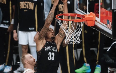 九游体育APP-队记：克拉克斯顿右手小指受伤，将在明天接受核磁共振检查